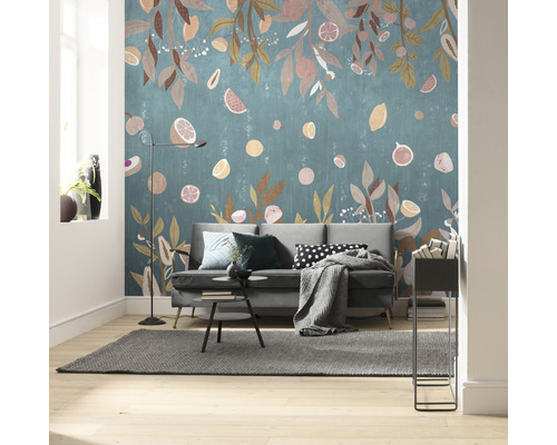 Obývací pokoj s nástěnnou tapetou s listy a citrusovými plody