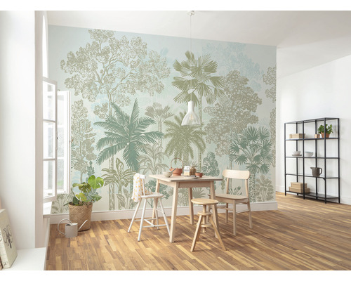 Světlá místnost s tapetou s motivem lesa, jídelním stolem a regálem