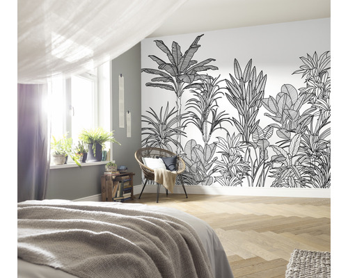 Ložnice s tapetou džungle, postelí, židlí a pokojovými rostlinami