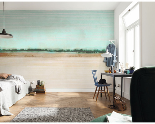 Obývací pokoj s tapetou se vzorem, postelí a psacím stolem