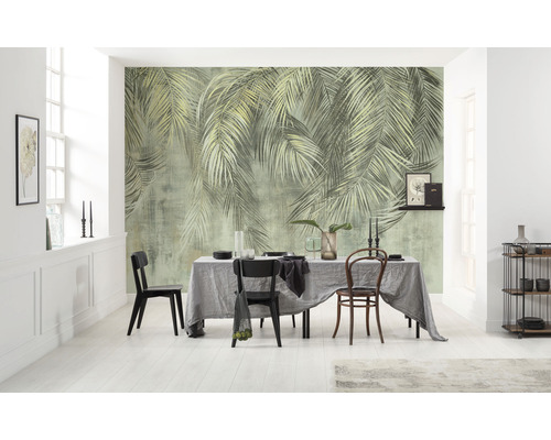 Jídelna s fototapetou s motivem palem, jídelním stolem a židlemi ve světlé místnosti