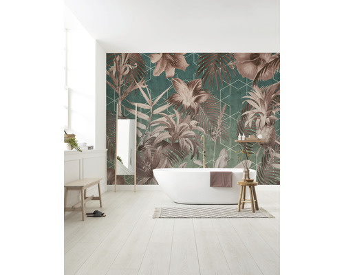 Koupelna s volně stojící vanou a tapetou s květinovým vzorem