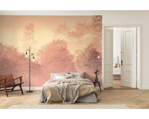 Ložnice s fototapetou s motivem lesa, postelí a lampou
