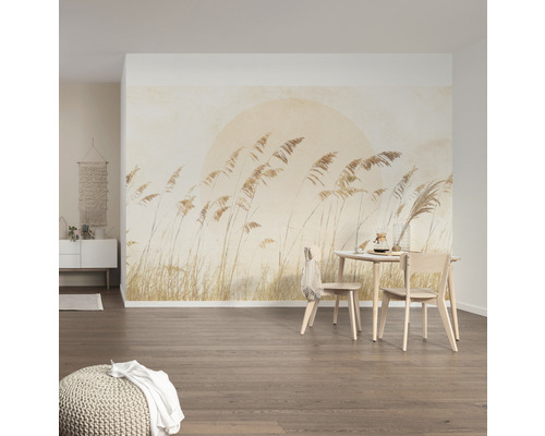 Obývací pokoj s fototapetou, stolem a židlemi