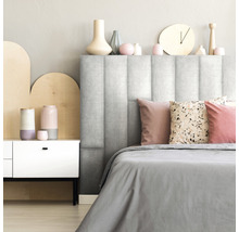 Ložnice s čalouněným čelem postele, nočním stolkem a dekorativními doplňky