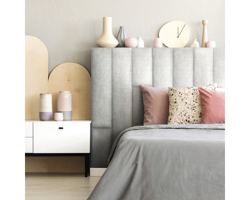Ložnice s čalouněným čelem postele, nočním stolkem a dekorativními doplňky
