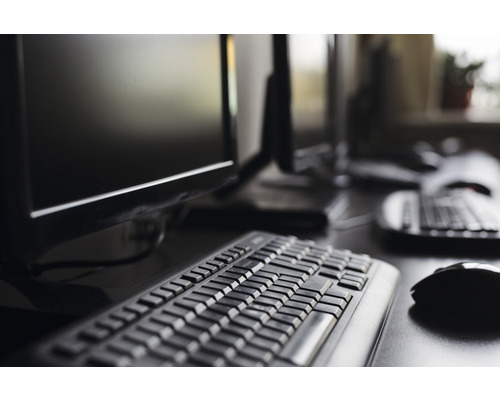 Pracovní stanice s monitorem, klávesnicí a myší
