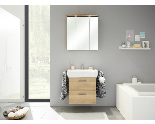 Moderní koupelna s umyvadlovou skříňkou, zrcadlovou skříňkou a vanou