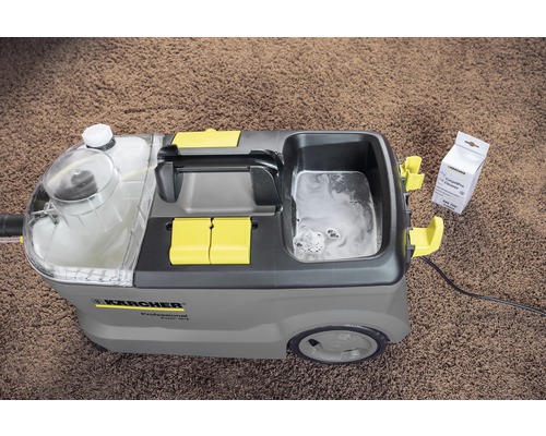 Čistič koberců Kärcher s čisticím prostředkem na koberci