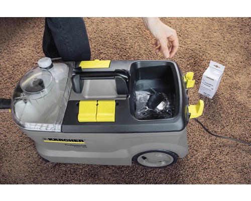 Čisticí extraktor Kärcher při čištění koberce