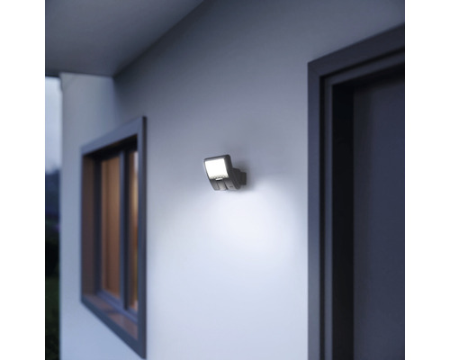 Nástěnné svítidlo pro venkovní použití namontované na stěně domu