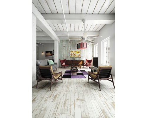 Světlý obývací pokoj s dřevěnou podlahou, stropním ventilátorem a posezením