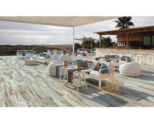 Venkovní prostor s lounge nábytkem a dřevěnou podlahou