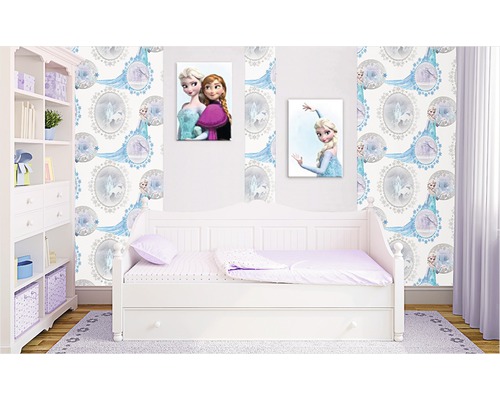 Dětský pokoj s postelí, regálem, tapetou Ledové království a nástěnnými malbami
