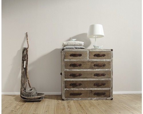 Komoda se šesti zásuvkami, lampou a dekorací v pokoji