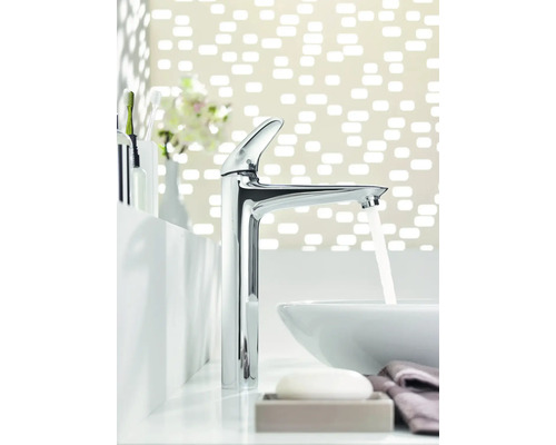 Moderní koupelna s chromovanou baterií, umyvadlem a mýdlem