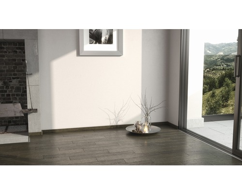 Interiér s dřevěnou dlažbou, krbem, dekorací a výhledem do zeleně