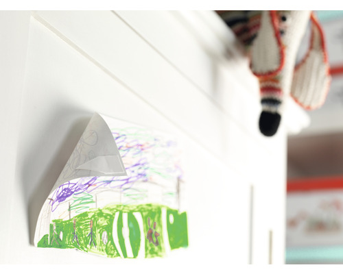 Dětská kresba připevněná na bílé zdi