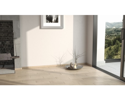 Světlá místnost s dřevěnou podlahou, krbem a výhledem do zeleně