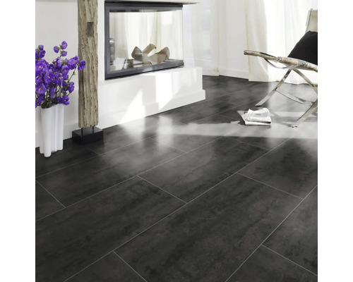 Obývací pokoj s tmavou dlažbou, krbem a dekoracemi