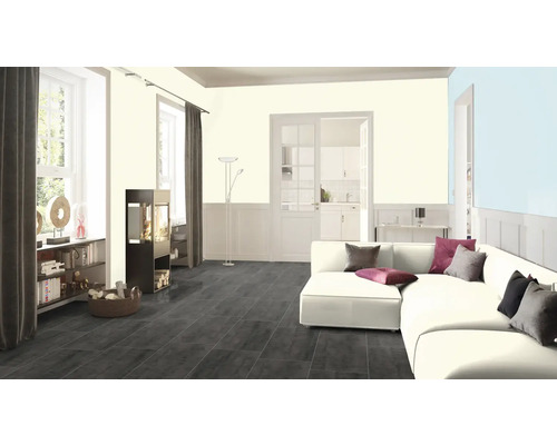 Světlý obývací pokoj s pohovkou, policemi a kamny na dřevo