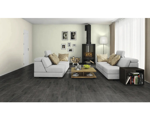 Světlý obývací pokoj s šedou dlažbou, kamny a dvěma pohovkami