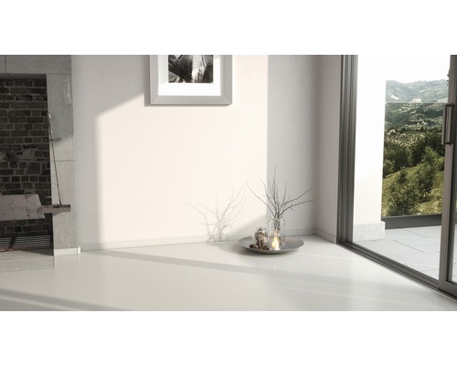 Světlá místnost s krbem, dekorací a oknem s výhledem do krajiny