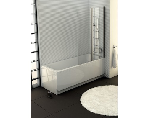 Vana se skleněnou sprchovou zástěnou v koupelně