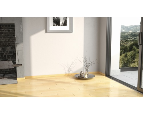 Obývací pokoj s krbem, dřevěnou podlahou, dekorací a výhledem do zeleně