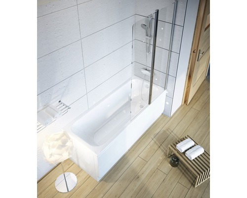 Koupelna s vanou, sprchovou zástěnou a dřevěnou podlahou