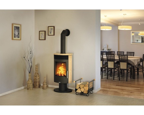 Obývací pokoj s kamny, dřevem a dekorací