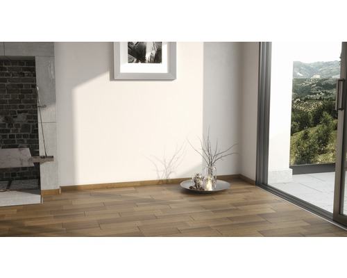 Interiér s dřevěnou podlahou, krbem a výhledem skrze prosklené posuvné dveře