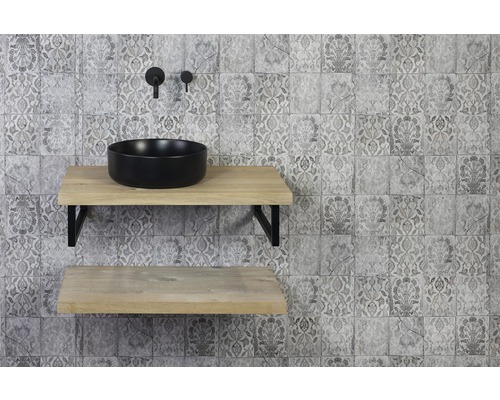 Koupelna s umyvadlem, umyvadlovou mísou a vzorovanými obkladačkami