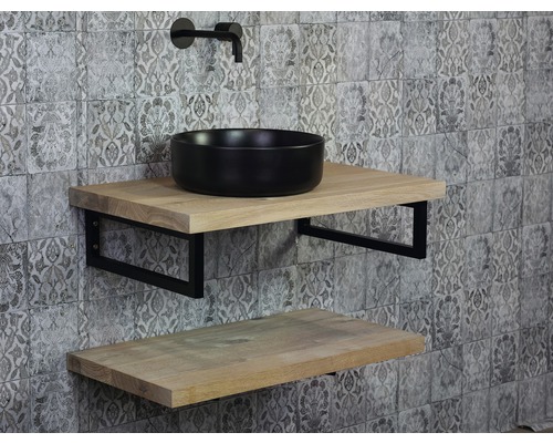 Koupelna s umyvadlem, dřevěnou policí a stěnou s vzorovanými dlaždicemi