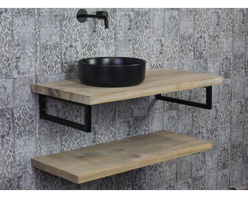 Koupelna s umyvadlem, umyvadlovou mísou a dvěma dřevěnými policemi