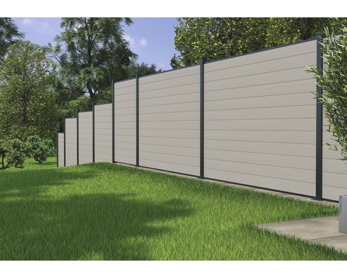 Plastový zahradní plot s kovovým rámem ve venkovním prostředí