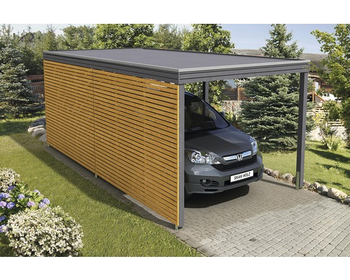 Moderní přístřešek pro auto s dřevěnou stěnou a zaparkovaným automobilem