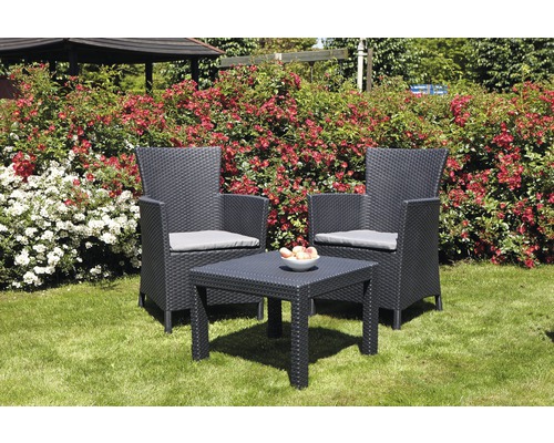 Zahradní nábytek se dvěma křesly a stolem