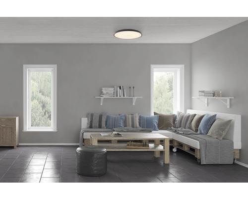 Obývací pokoj se sedací soupravou z palet, konferenčním stolkem, oknem a stropním svítidlem