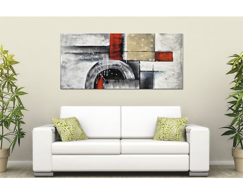 Obraz s abstraktním designem nad bílou pohovkou