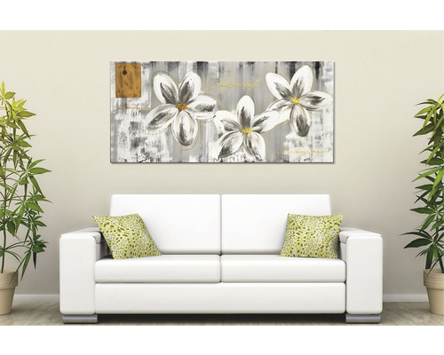 Dekorativní nástěnný obraz s květinovým motivem nad pohovkou