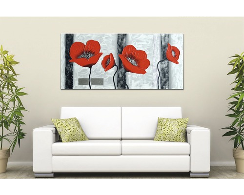 Obraz s červenými máky nad bílou pohovkou