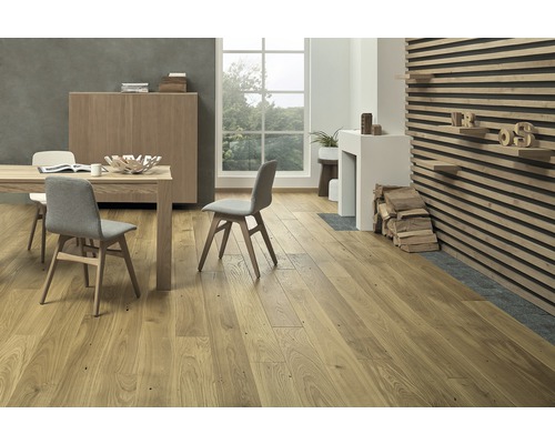 Světlý obývací pokoj s dřevěnou podlahou, jídelním stolem a dřevěnou stěnou