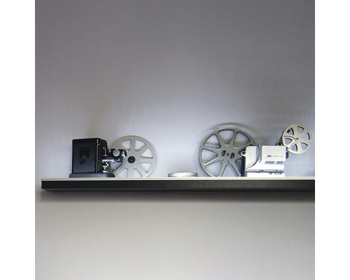 Dekorativní filmové projektory a filmové kotouče na polici
