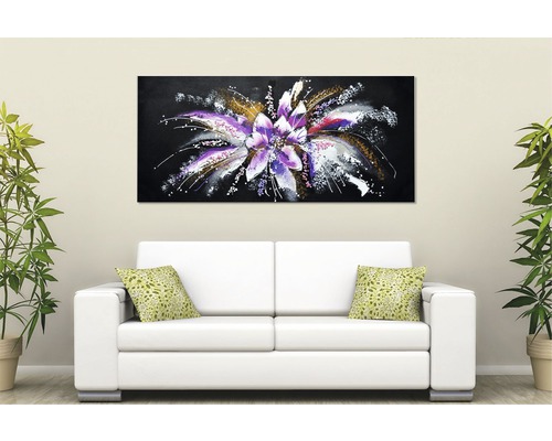 Obraz s květinovým motivem nad pohovkou