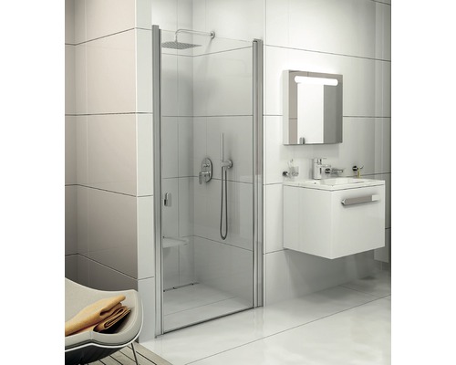 Moderní koupelna se sprchovým koutem, umyvadlem a zrcadlem