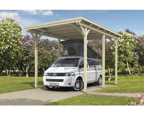 Auto pod dřevěným přístřeškem pro auto