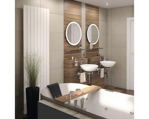 Moderní koupelna s volně stojící vanou, umyvadly a radiátorem