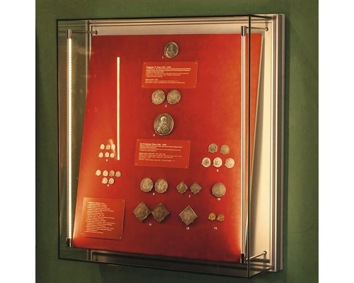 Výstava mincí ve skleněné vitríně