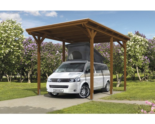 Dřevěný přístřešek pro auto s parkujícím vozidlem na zahradě